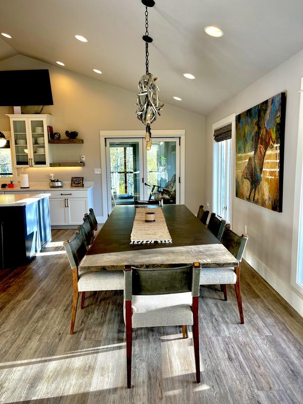 Open dining area looking through to the kitchen